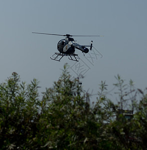警务直升机航班救生员警察菜刀飞行背景图片