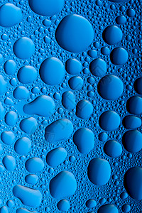 蓝色水滴圆形气泡环境玻璃宏观窗户水分白色瓶子流动背景图片