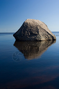 水中巨石蓝水中孤独的石头背景