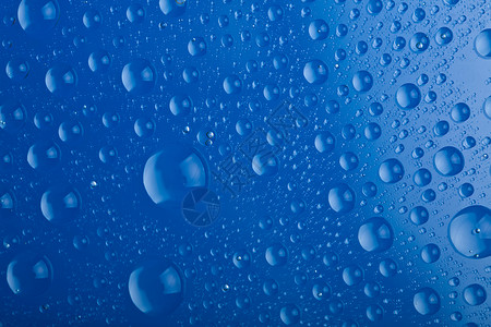 蓝蓝色水滴背景环境温泉宏观玻璃流动气泡水分蓝色窗户白色背景图片
