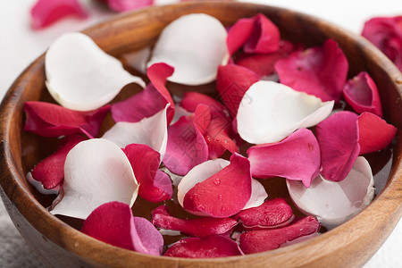 玫瑰豉油碗中的玫瑰花瓣玫瑰卫生花瓣反射装饰治疗温泉冥想盘子疗法背景
