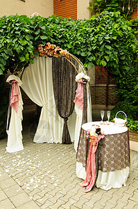 花瓣形拱门婚礼拱门订婚入口植物学艺术玫瑰植物仪式太阳桌子花园背景