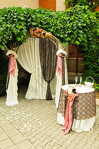 婚礼拱门叶子艺术花园太阳眼镜植物入口高脚杯阳光订婚高清图片