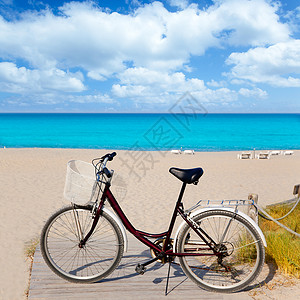 莱万特巴利阿里群岛的福门捷海滩旅行栅栏地标海岸线晴天环境篮子海景自行车运输背景