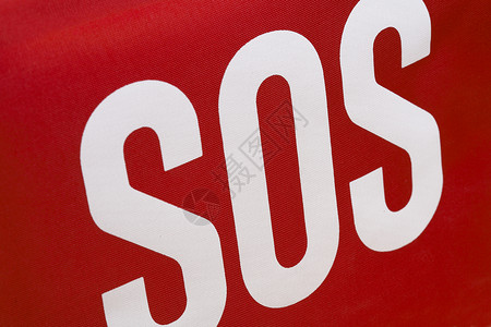 SOS 求救情况红色打印灵魂字母织物刻字背景图片