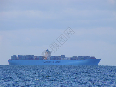 载运货物的巨型Maersk船背景图片