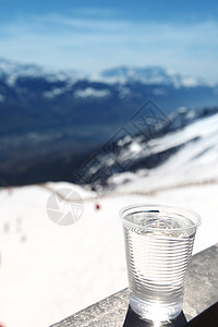 山区水生活天空运动蓝色塑料液体玻璃茶点冰川阳光背景图片