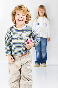 快乐的男孩与女孩童年孩子生长女孩微笑儿童幼儿园喜悦快乐学校背景图片