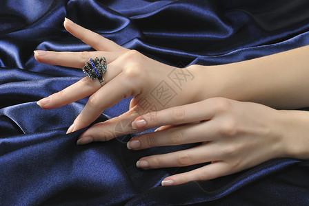 妇女手戴戒指高清图片
