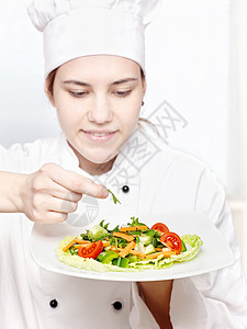 年轻厨师装饰美味沙拉装潢烹饪餐厅工业工作女士职业奶油美食女性背景图片