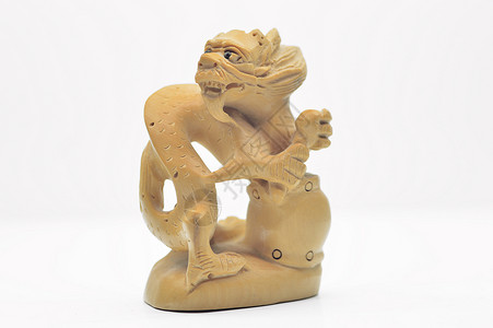 中国金字箱木龙艺术木头护身符手工传统工艺木雕年度象征背景图片