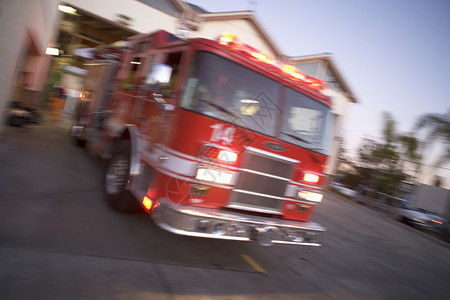 微型消防站消防车从消防站冲出电话回应闪光灯情况背景