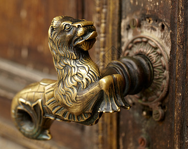 青铜门旧式门把手建筑学入口出口建筑安全青铜城市古董钥匙金属背景