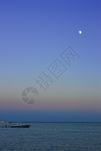 月亮船装饰画海上夜间发射刀具码头阴影假期运动海洋运输天际天空背景