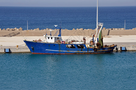 生锈捕捞拖网渔船高清图片