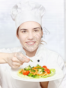 年轻厨师装饰美味沙拉奶油盘子职业酒店装潢餐厅食物美食白色工作背景图片
