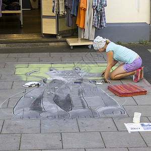 街头粉笔艺术街头绘画女孩竞赛粉笔沥青艺术艺术家街道乐趣家庭孩子背景