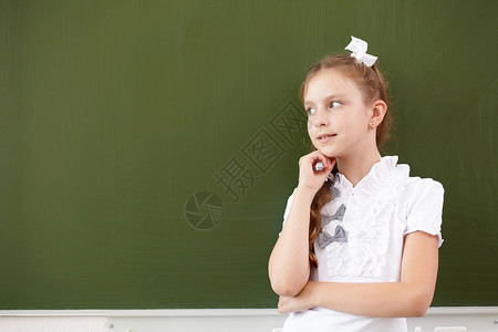 站在黑板旁边的酷女孩女学生科学写作粉笔大学童年木板知识孩子微笑背景图片