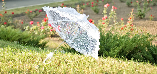 婚礼雨伞太阳针织花朵白色庆典背景图片