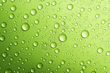 水滴过绿色 特写背景图片