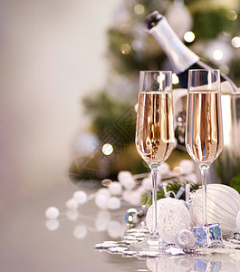 圣诞杯新年庆典 两杯香槟杯火花干杯玻璃环境边界嘶嘶装饰风格花环邀请函背景