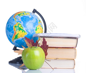 回到校园概念 学校课本和绿色苹果孤立于此工具边界地球午餐教育老师白色学习教科书瞳孔背景图片