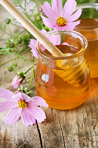 新鲜新蜂蜜桌子甜点洋甘菊食物植物勺子玻璃甘菊生活味道背景图片