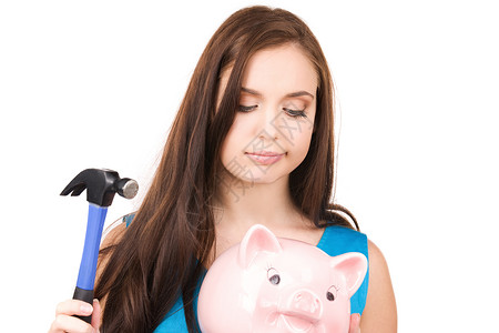 拥有小猪银行和锤子的少女粉碎黑发青少年储蓄危机贪婪小猪银行蓝色财政背景图片