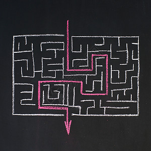手绘迷宫迷宫笔板出口自由黑板战略粉笔画箭头粉笔标志木板背景