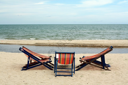 沙滩椅闲暇地平线椅子天空风景旅行晴天阳光热带太阳高清图片