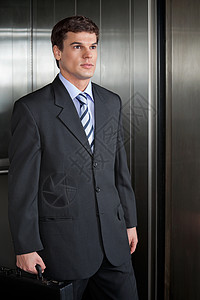 商务人士从电梯中走出去背景图片