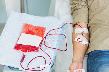 血袋输血元素贴上捐血的血袋背景