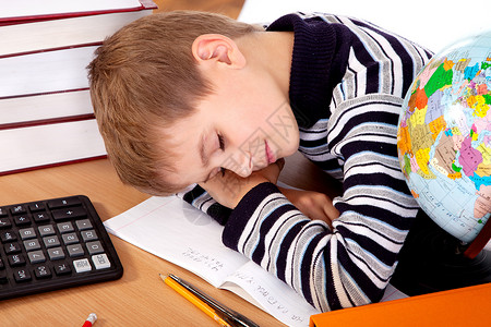 疲累的男学生图书馆笔记本桌子地球孩子睡眠计算器悲伤教育课堂背景图片