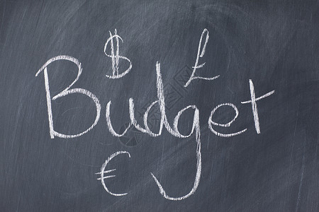 费用开支标准“预算”一词和黑板上的货币背景