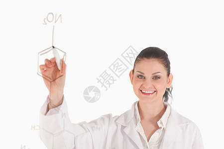 深色科学家在白板上写一个公式黑发木板教育女士头发化学方案实验室魅力实验背景图片
