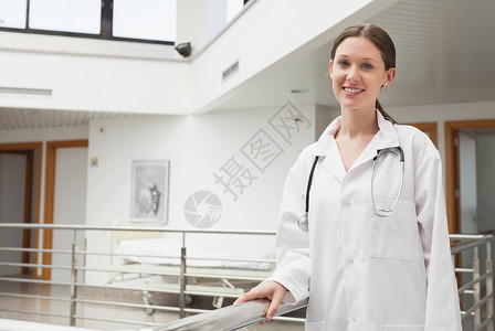 依赖扶栏的女医生楼梯通道女士从业者实验门厅走廊微笑医院医疗背景图片