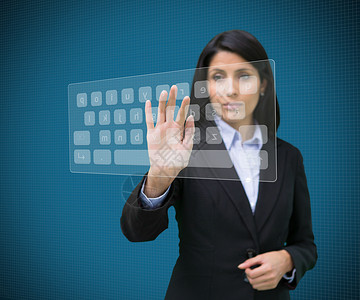 商业女性在预计数字键盘上打字秘书滚动眼睛白领瞳孔辉光人士蓝色黑发视网膜背景图片