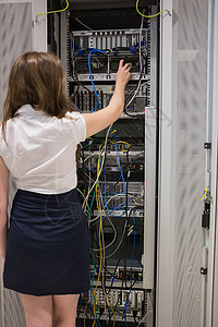妇女修理服务器电线路由器展示科技长发监视器桌子女孩键盘电缆工作站背景图片