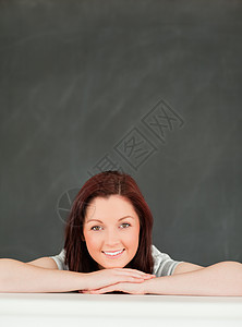 教室里一位年轻妇女的肖像背景图片