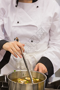 厨师白葡萄酒烹饪蔬菜高清图片
