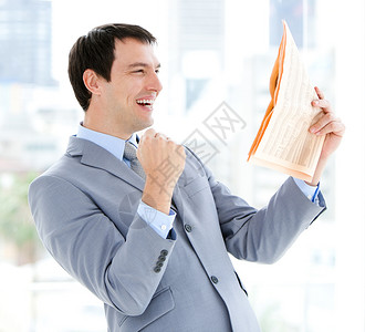 商务人士在报纸上阅读的快乐背景图片
