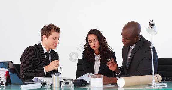 商业团队在开会时相互交谈的小组工人会议电脑公司女士办公室团体男人金融教育背景图片