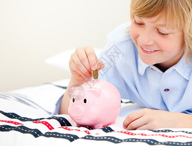 动画银行素材可爱的男孩把硬币 在小猪库背景