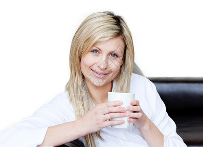 喝咖啡的自保女人微笑幸福长椅牛奶客厅咖啡饮料快乐杯子女士背景