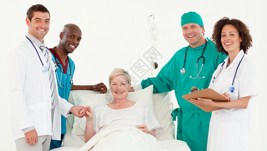 医生态度差医院小组和一位女性病人在镜头前微笑背景