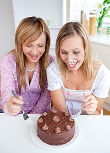 带蛋糕的光鲜朋友营养糕点房间食欲动画幸福微笑重量朋友们女性背景图片