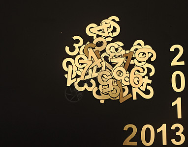 2013 位数和黑背景的堆放随机数字金子尺寸白色假期刻字金属日历字体黑色字母背景图片