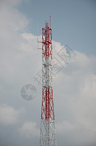 蓝色天空背景的电信塔台( TT)背景图片