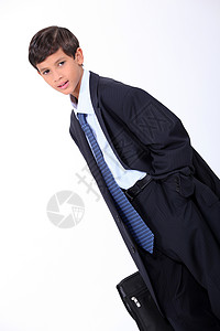 年轻男孩身穿父亲的西装高清图片