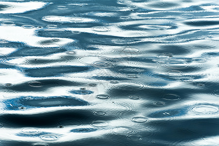 湖面降下雨滴雨滴运动白色环境水滴飞溅海浪涟漪反射波纹背景图片